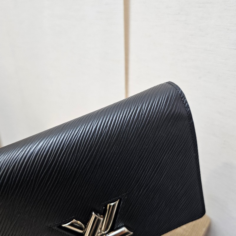 [耐看Woc選擇,新年福利🧧] LV黑牛皮水波紋銀釦Twist Woc斜背鏈包-4