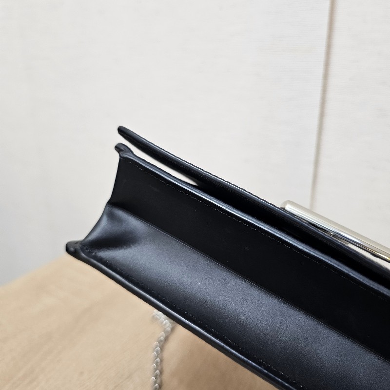 [耐看Woc選擇,新年福利🧧] LV黑牛皮水波紋銀釦Twist Woc斜背鏈包-5