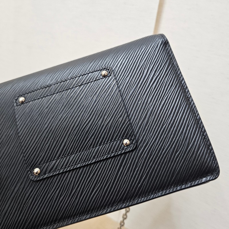 [耐看Woc選擇,新年福利🧧] LV黑牛皮水波紋銀釦Twist Woc斜背鏈包-7