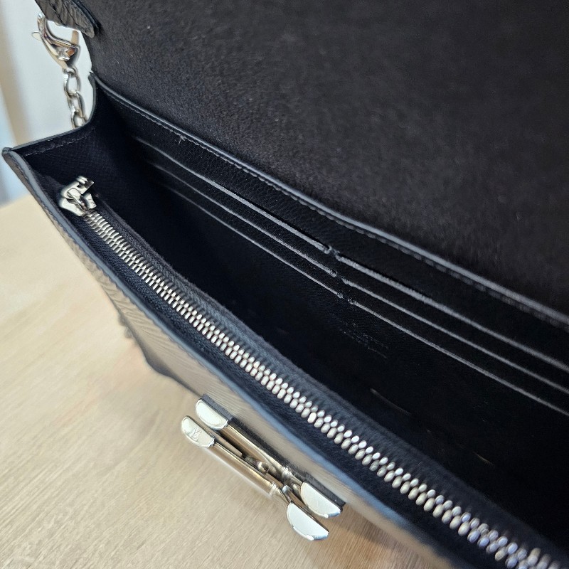 [耐看Woc選擇,新年福利🧧] LV黑牛皮水波紋銀釦Twist Woc斜背鏈包-12