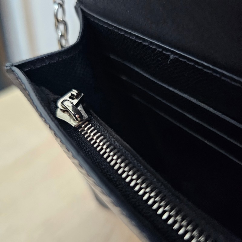 [耐看Woc選擇,新年福利🧧] LV黑牛皮水波紋銀釦Twist Woc斜背鏈包-13