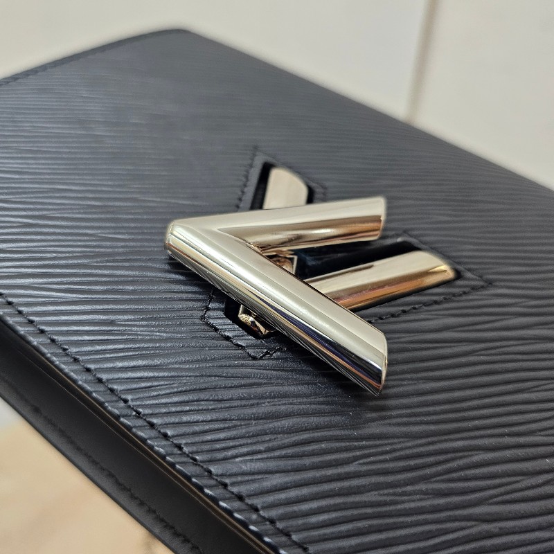 [耐看Woc選擇,新年福利🧧] LV黑牛皮水波紋銀釦Twist Woc斜背鏈包-14