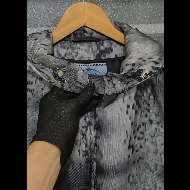 Prada 灰白點點尼龍外套-12
