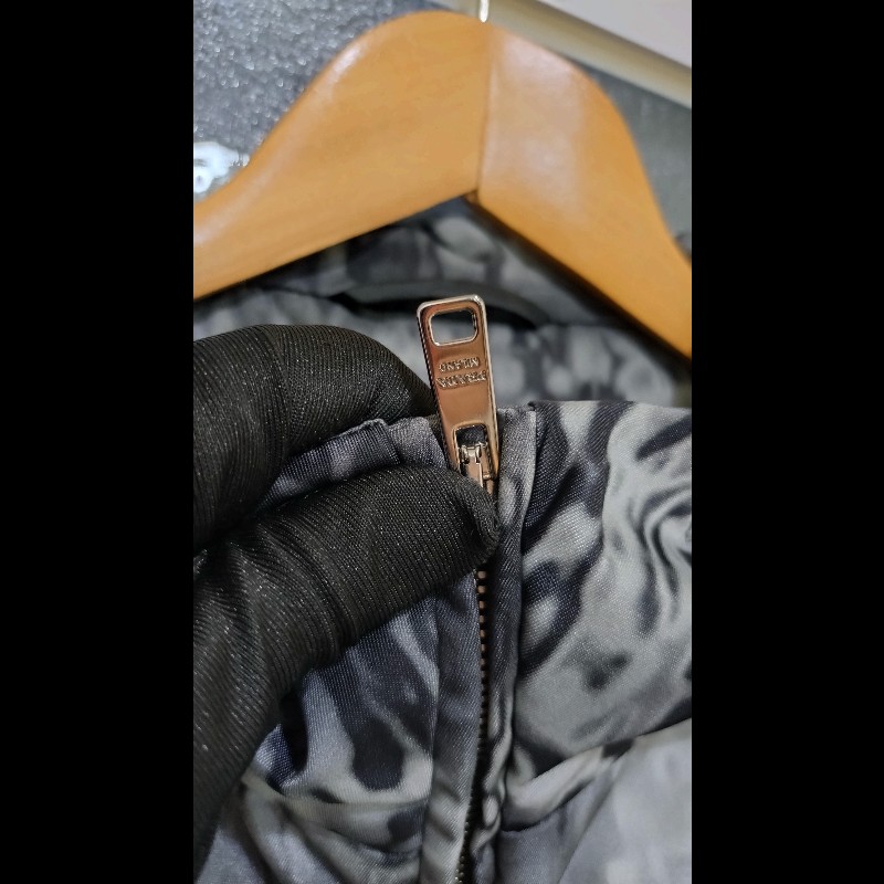 Prada 灰白點點尼龍外套-19