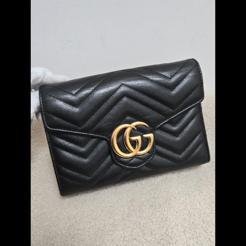 Gucci GG Marmont 黑金 WOC 鏈帶包 經典山形紋-4