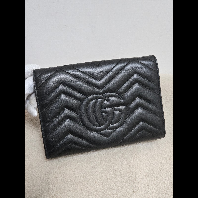 Gucci GG Marmont 黑金 WOC 鏈帶包 經典山形紋-17