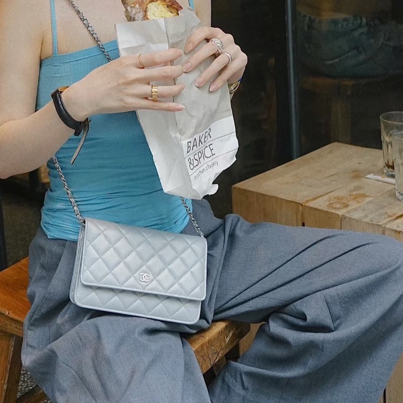 Chanel woc發財包淺灰色銀扣羊皮19*12*4 全新閒置盒子購證塵袋-1