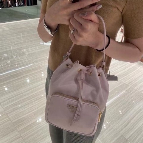 Prada尼龍水桶包 粉色 金扣  17.5*22*11 98新配件塵袋