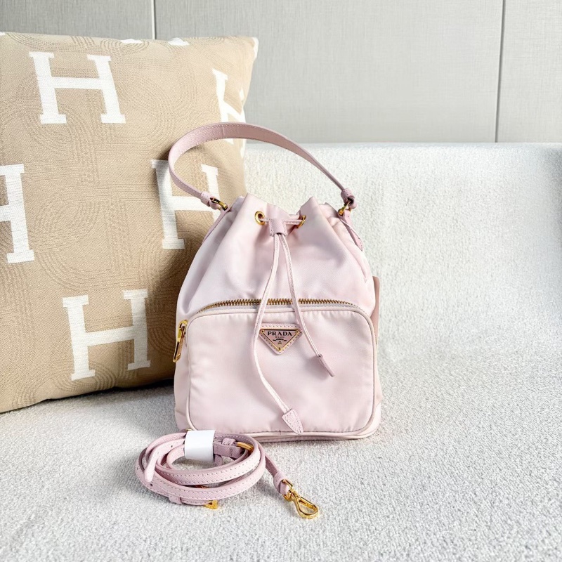 Prada尼龍水桶包 粉色 金扣 17.5*22*11 98新配件塵袋-1