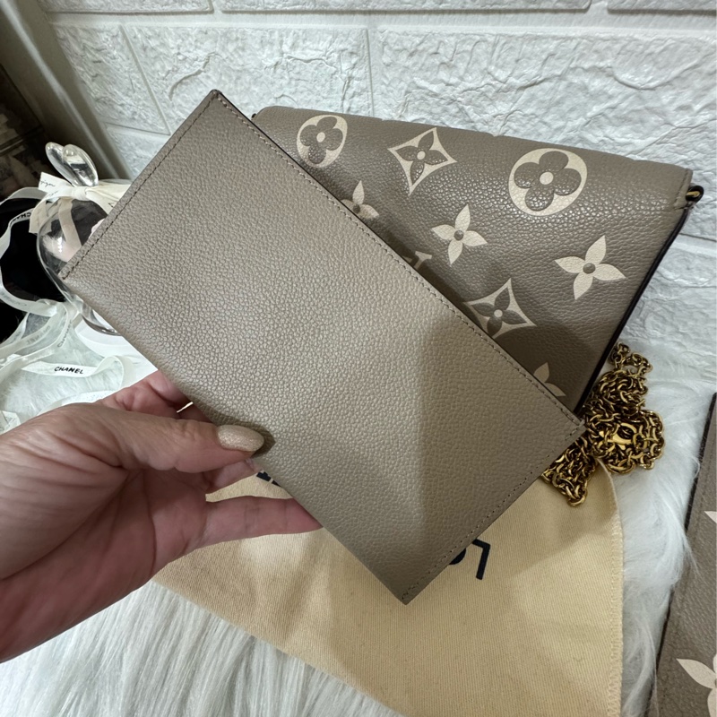 LV M82610 經典Félicie Pochette雙色Empreinte皮革斜背包-斑鳩灰-14