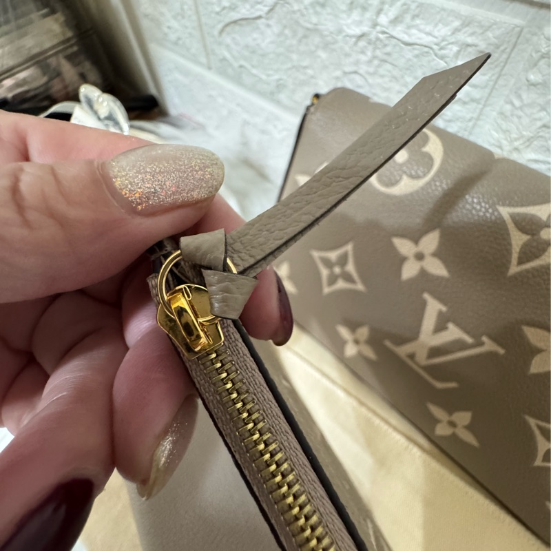 LV M82610 經典Félicie Pochette雙色Empreinte皮革斜背包-斑鳩灰-17