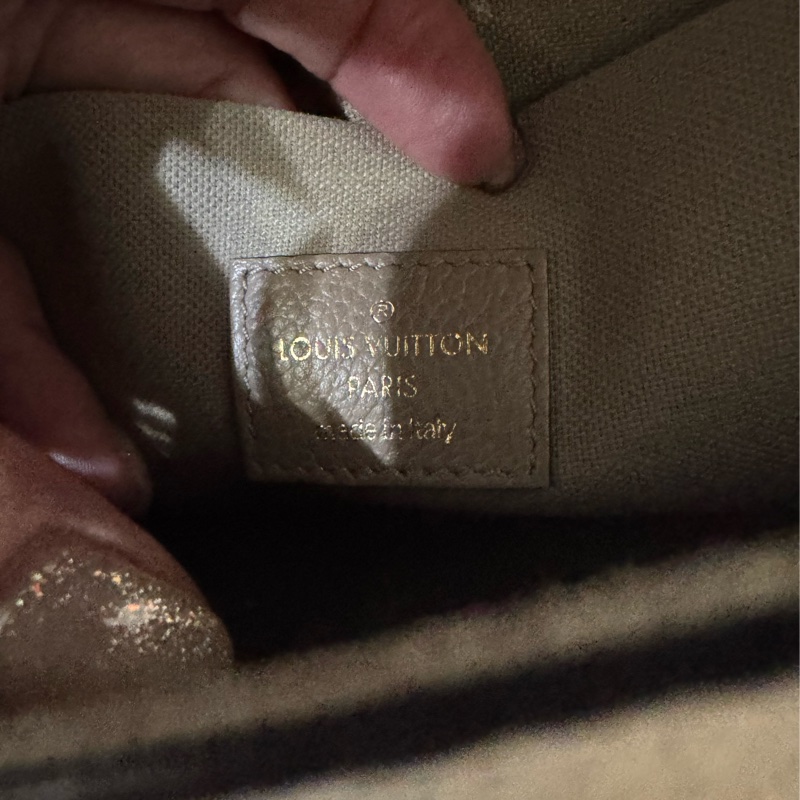 LV M82610 經典Félicie Pochette雙色Empreinte皮革斜背包-斑鳩灰-19