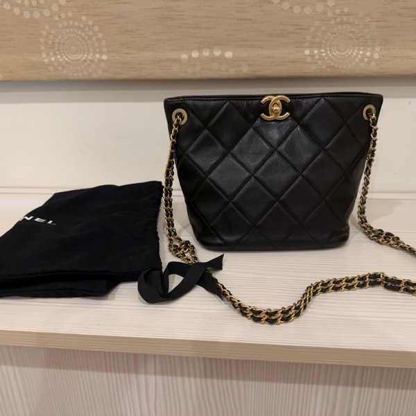 香奈兒23P黑金水桶單肩包-0