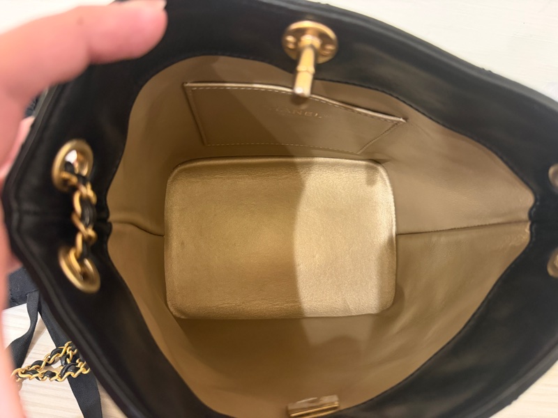 香奈兒23P黑金水桶單肩包-3