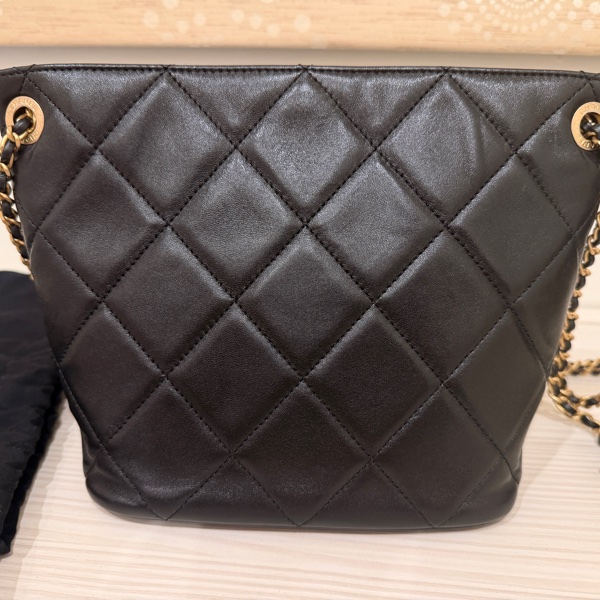 香奈兒23P黑金水桶單肩包-7