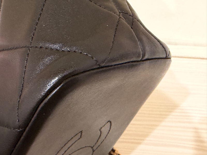 香奈兒23P黑金水桶單肩包-12