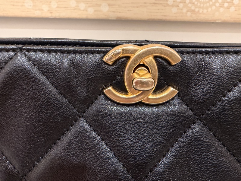 香奈兒23P黑金水桶單肩包-18