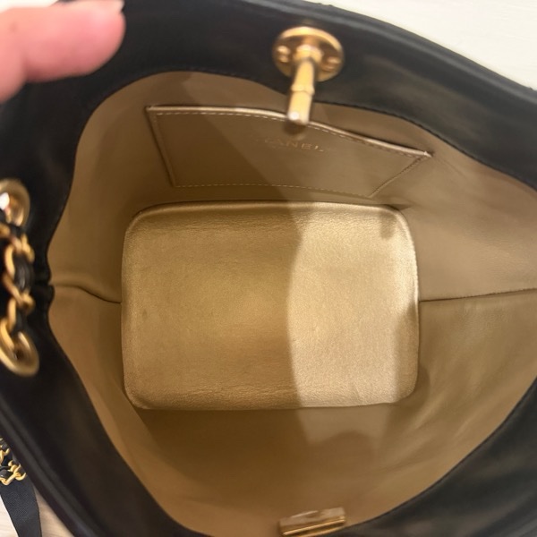 香奈兒23P黑金水桶單肩包-19