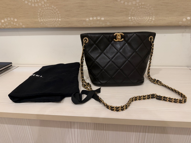 香奈兒23P黑金水桶單肩包-20