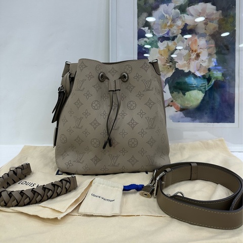 LV大象灰牛皮鏤空muria月光女神水桶包手提斜背包 晶片款