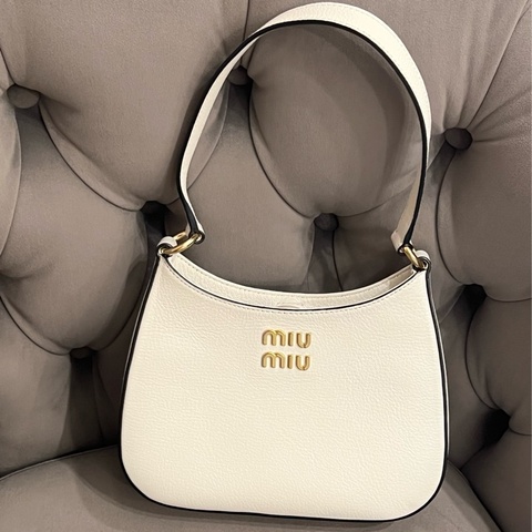 Miumiu白色腋下包 肩背包🤍 山羊皮
