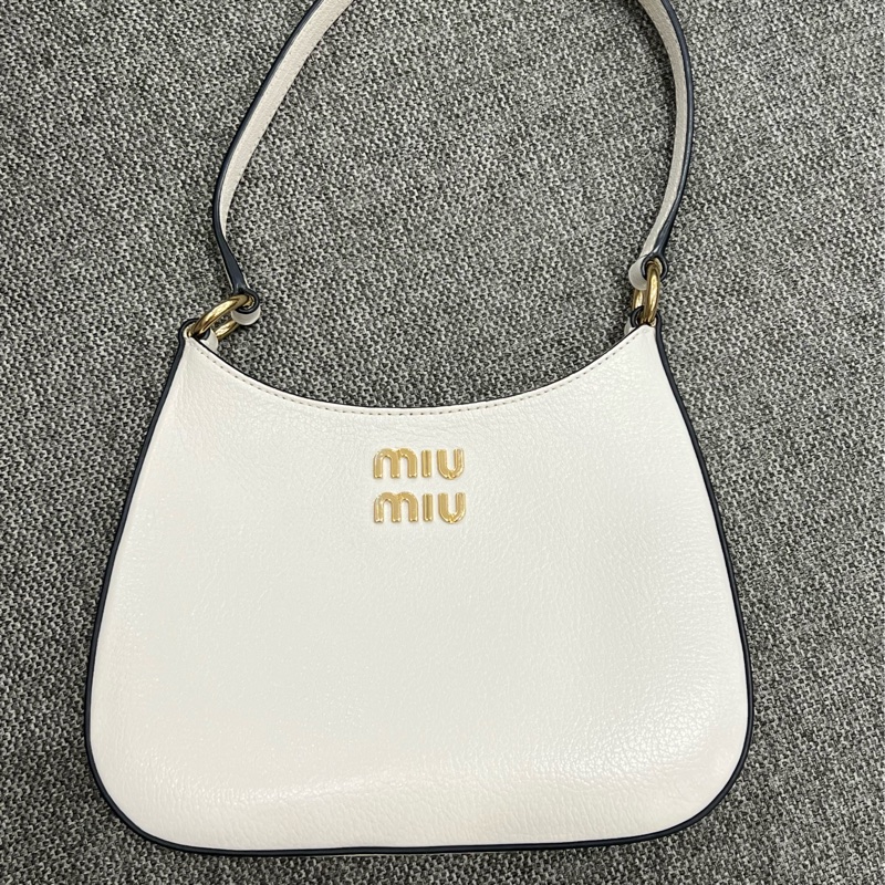 Miumiu白色腋下包 肩背包🤍 山羊皮-1
