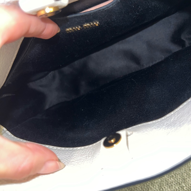 Miumiu白色腋下包 肩背包🤍 山羊皮-15