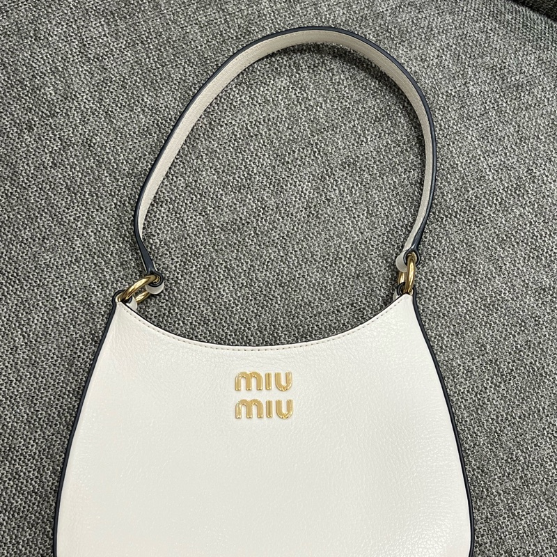 Miumiu白色腋下包 肩背包🤍 山羊皮-18