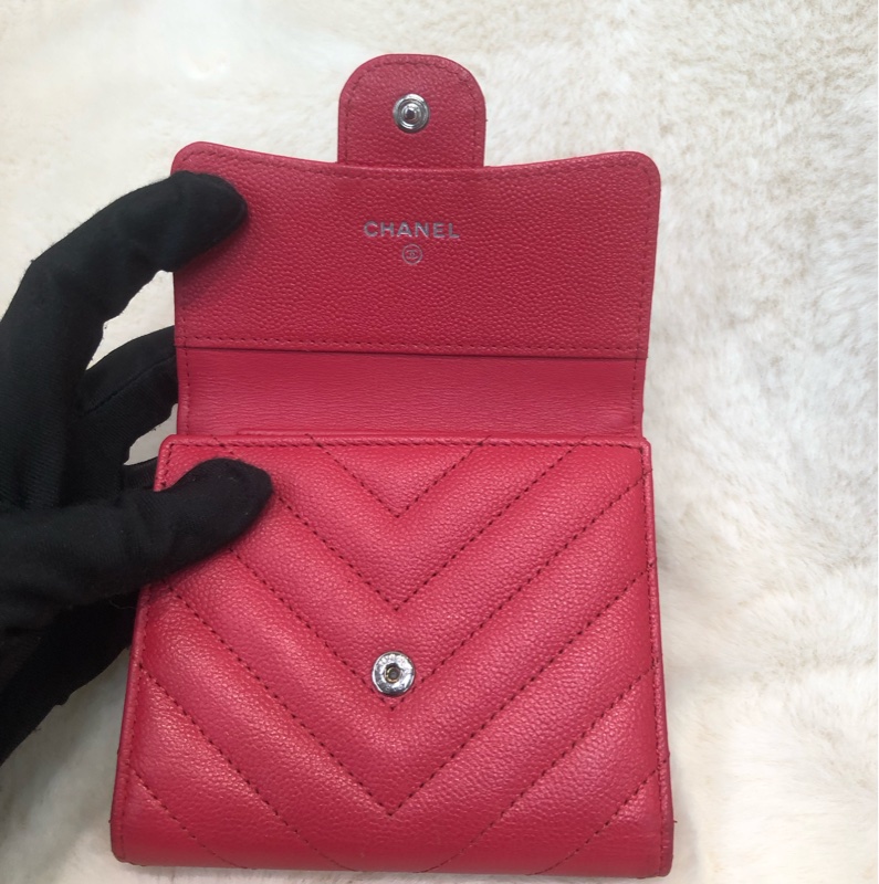 Chanel 紅色V紋荔枝牛皮三摺銀包 XC234-5