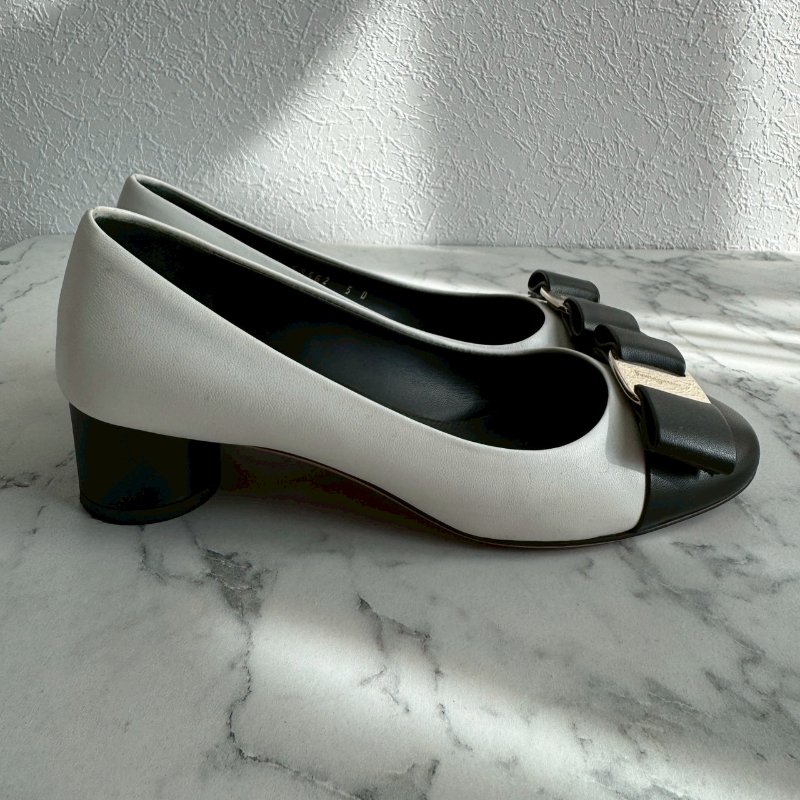 🎉上班必入 FERRAGAMO 白色拼黑底低跟鞋-1