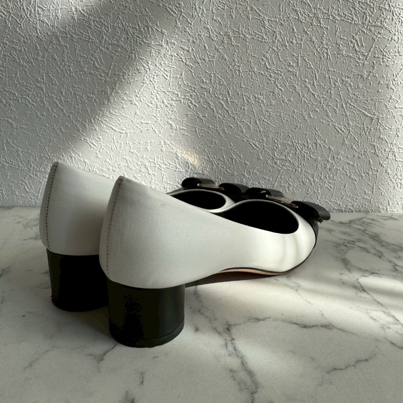 🎉上班必入 FERRAGAMO 白色拼黑底低跟鞋-3