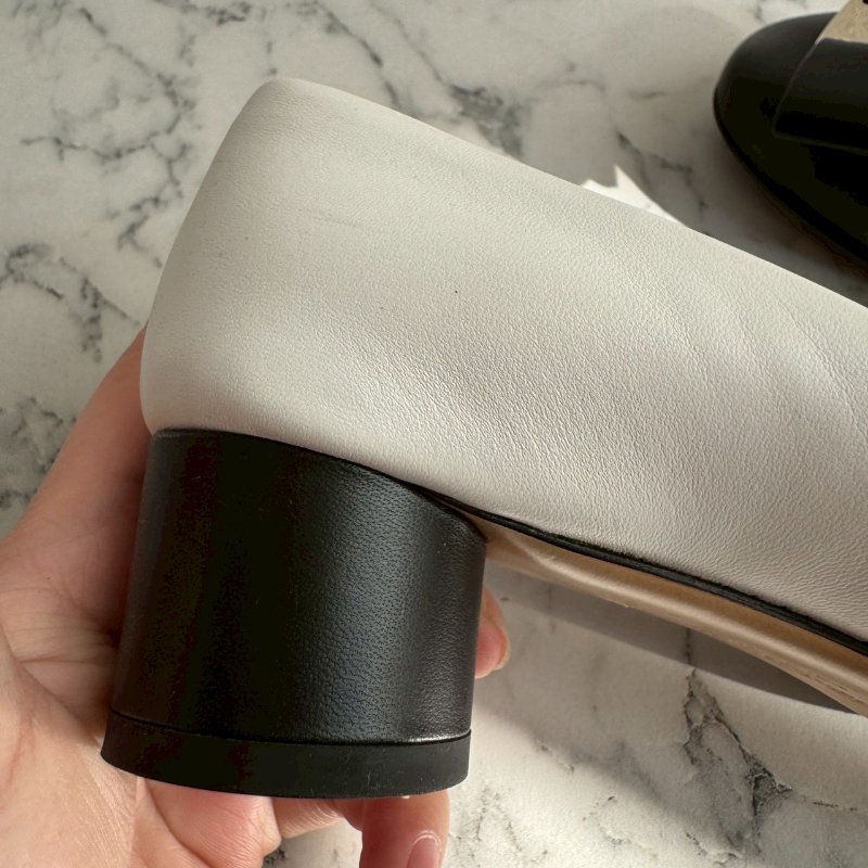 🎉上班必入 FERRAGAMO 白色拼黑底低跟鞋-5