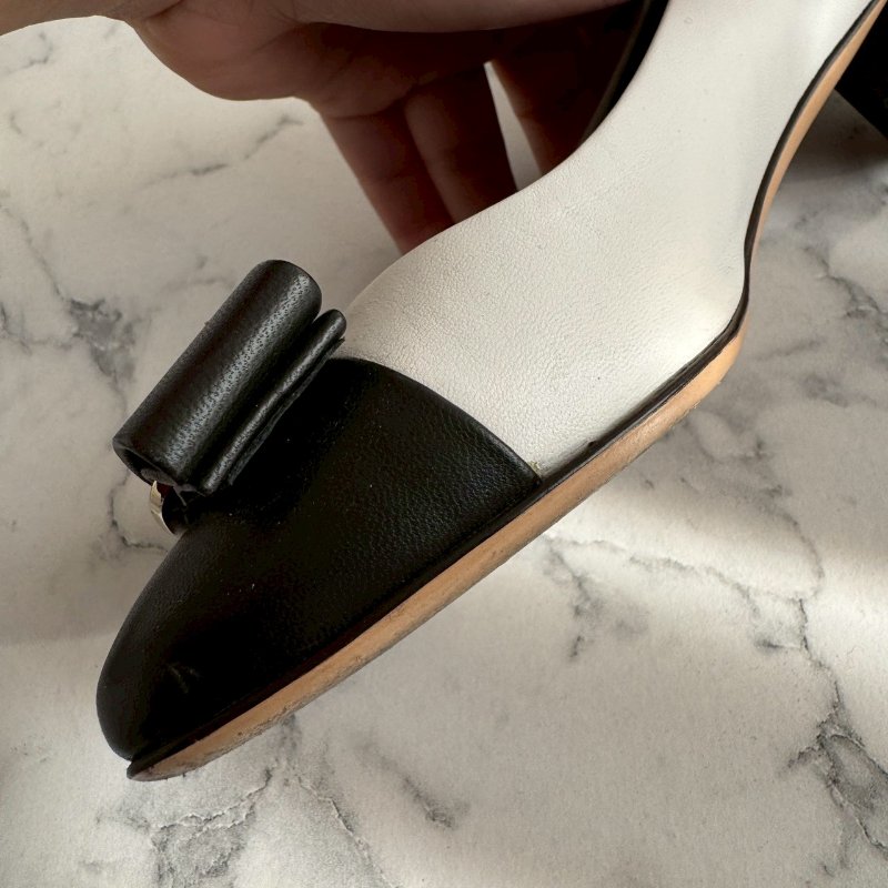 🎉上班必入 FERRAGAMO 白色拼黑底低跟鞋-13