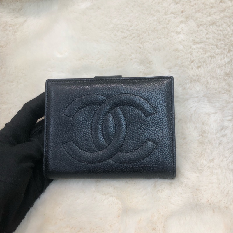 Chanel 中古黑色荔枝牛皮短夾 XC244-0