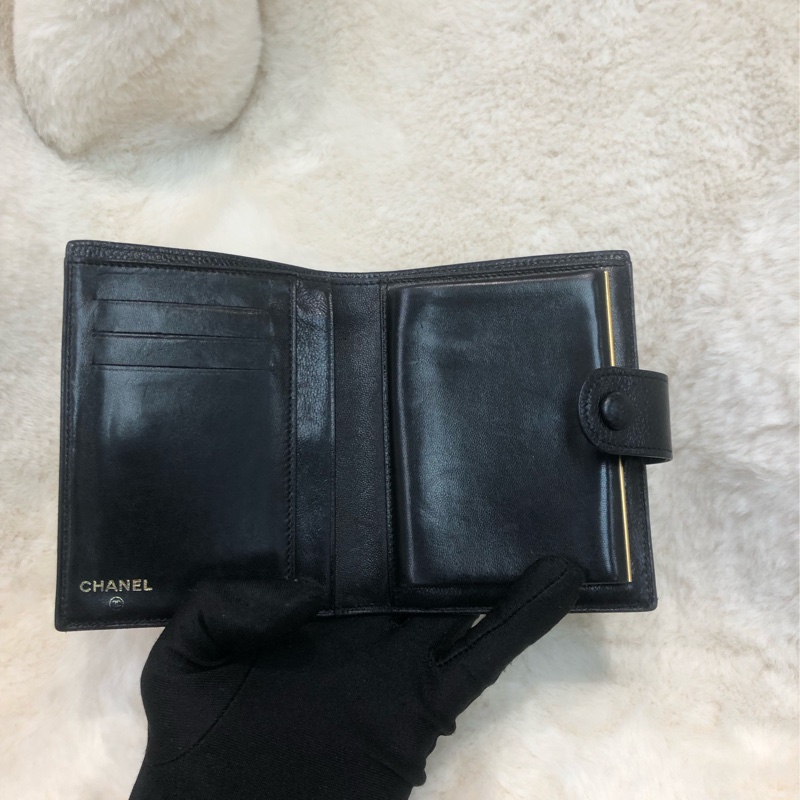 Chanel 中古黑色荔枝牛皮短夾 XC244-9