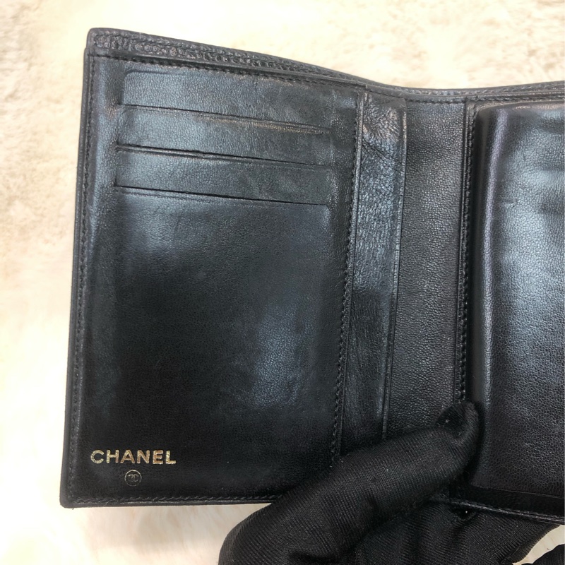 Chanel 中古黑色荔枝牛皮短夾 XC244-10