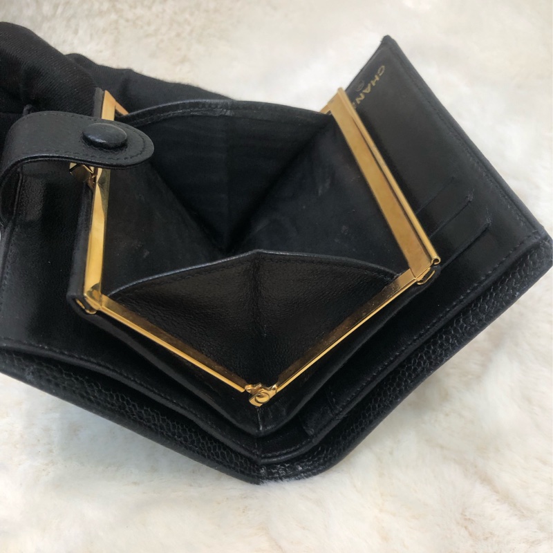 Chanel 中古黑色荔枝牛皮短夾 XC244-13