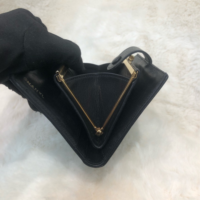 Chanel 中古黑色荔枝牛皮短夾 XC244-14