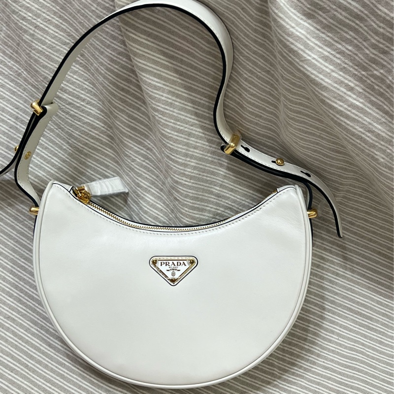 Prada Arqué 皮革肩背袋白色 小號 原價9無多-0