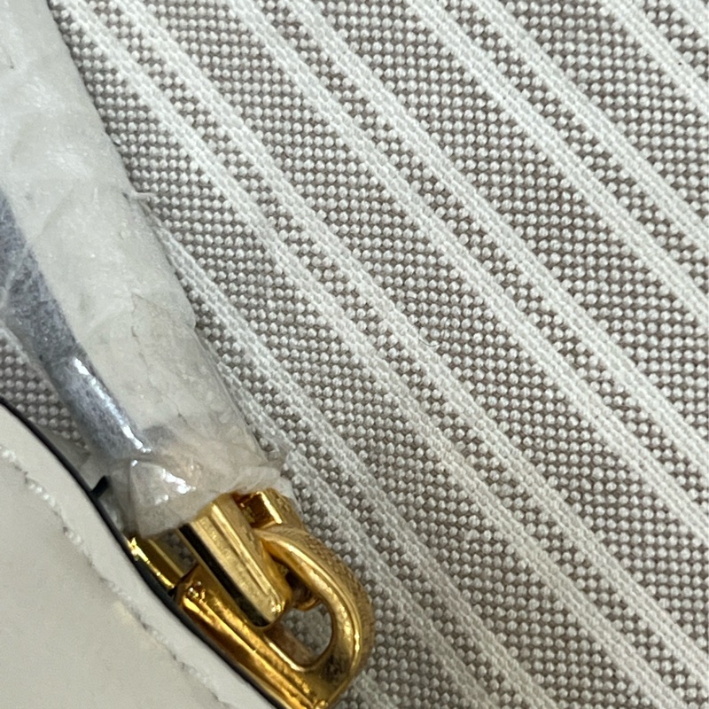 Prada Arqué 皮革肩背袋白色 小號 原價9無多-6