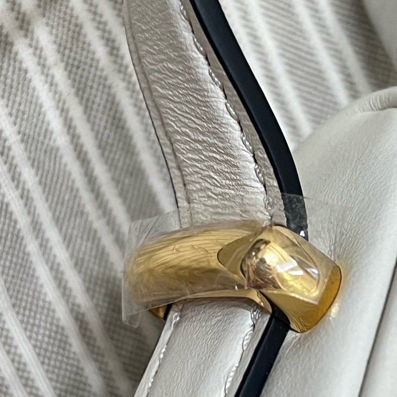 Prada Arqué 皮革肩背袋白色 小號 原價9無多-7