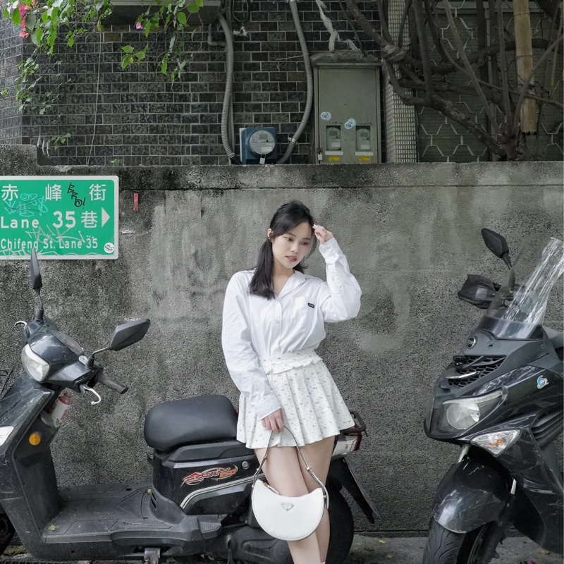 Prada Arqué 皮革肩背袋白色 小號 原價9無多-19