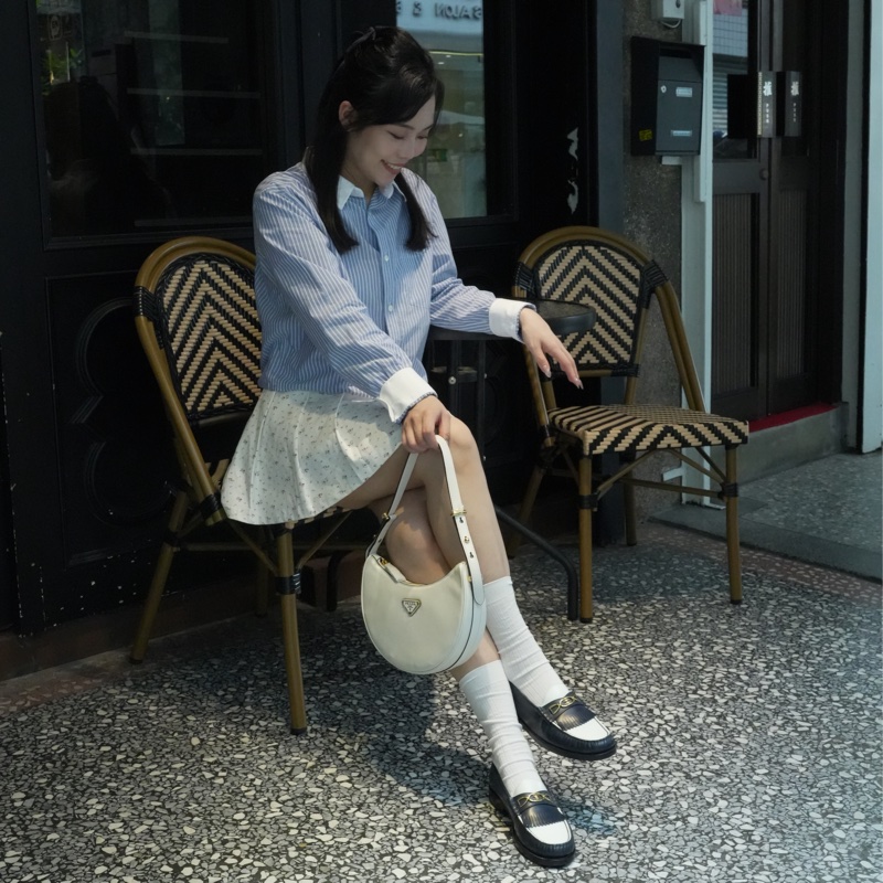 Prada Arqué 皮革肩背袋白色 小號 原價9無多-22
