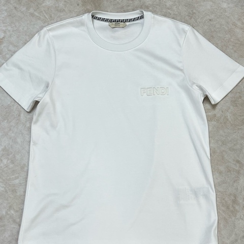 Fendi立體壓紋字母 T恤
