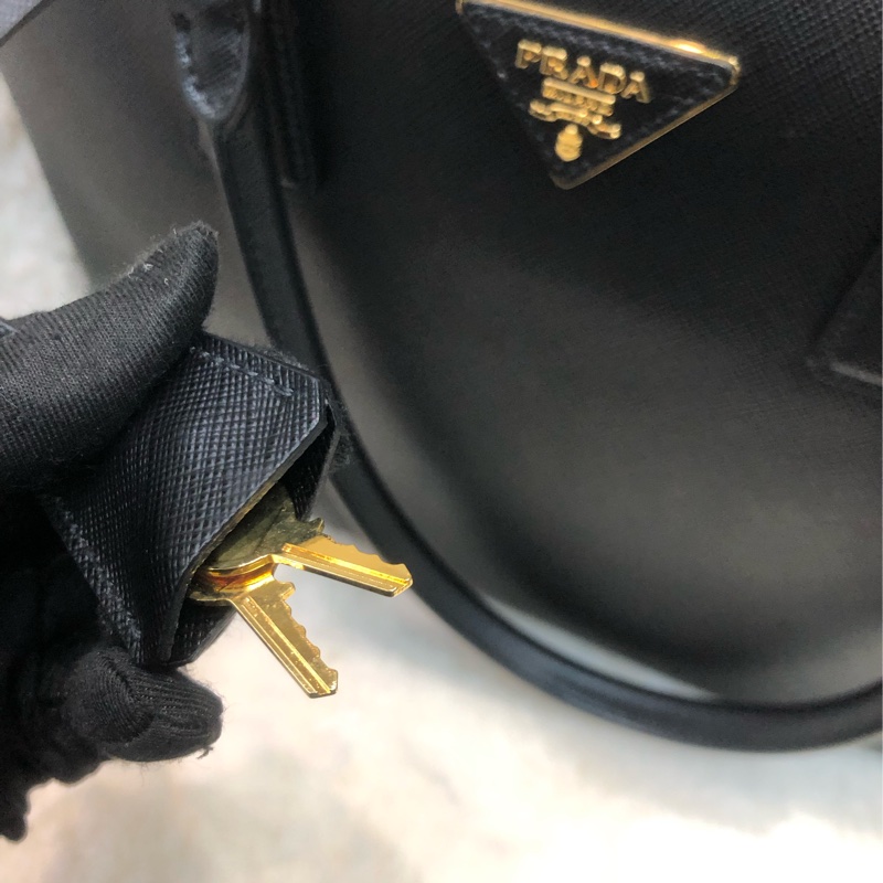 Prada 普拉達黑色十字紋皮肩背包 公事包 XC249-10