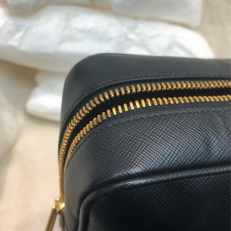 Prada 普拉達黑色十字紋皮肩背包 公事包 XC249-17