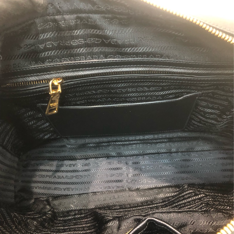 Prada 普拉達黑色十字紋皮肩背包 公事包 XC249-22