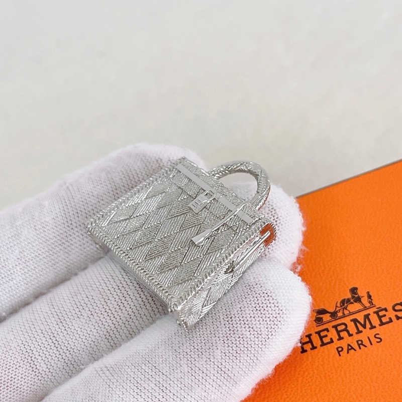 未使用 愛馬仕 Hermès Curiosité Kelly 迷你凱莉包鎖頭吊飾/項鍊墜飾 銀色 Guilloché 菱格紋|附橘盒-3