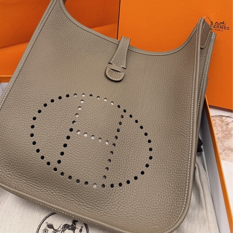 Evelyne III 29🤎大象灰金釦K刻