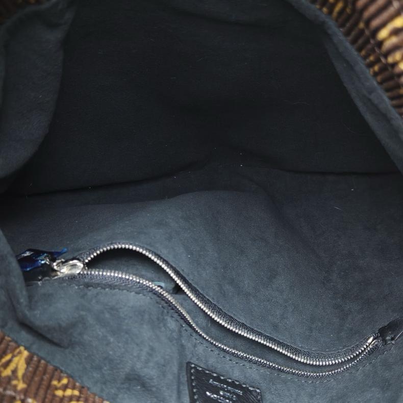 LOUIS VUITTON 老花PVC銀扣2016褶皺福袋單肩包-5